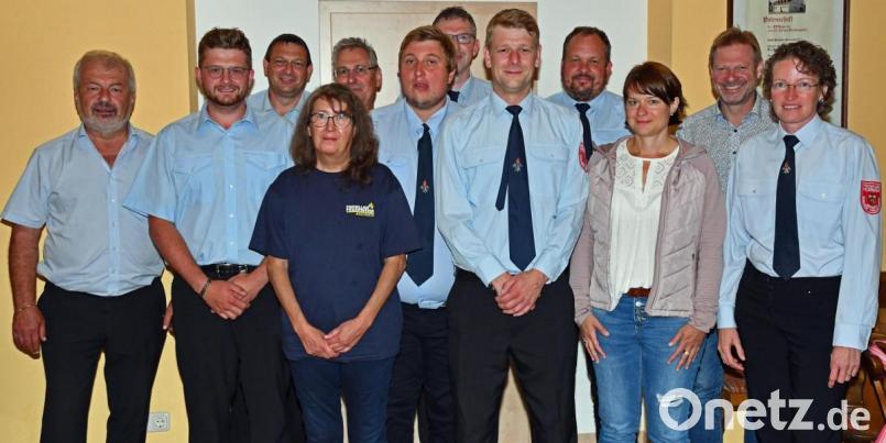 Die Feuerwehr Aschach wählt einen neuen Vorstand (von links): Kreisbrandrat Fredi Weiß, Jugendwart Dominik Kopf, Kommandant Norbert Hiller, Frauenbeauftragte Monika Hiller, Beisitzer Klaus Püschl, Gerätewart Matthias Schwedt, Vize-Kommandant Stefan Müllner, Vorsitzender Robert Heldmann, Beisitzer Christian Drexler, Kassenverwalterin Cornelia Walz, Bürgermeister Alwin Märkl und Schriftführerin Petra Grädler. Bild: sche