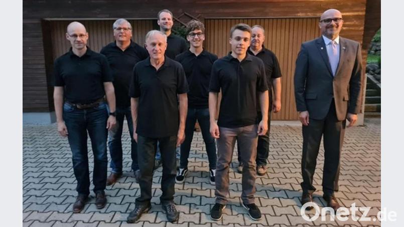 Das Bild zeigt die neugewählte Führungsriege der Feuerwehr Schwarzeneck mit dem neuen Vorsitzenden Dominik Meier (Zweiter von rechts), zusammen mit Bürgermeister Maximilian Beer. Bild: Christoph Meier/exb