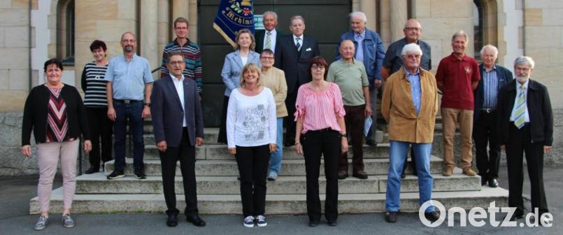 Die Mitglieder des Gesangvereins Edelweiß um Chorleiter Martin Wiche (Dritter von links) sind froh, wieder zu singen zu dürfen. Im Bild der Vorstand um Vorsitzenden Manfred Prechtl (rechts) und seine Stellvertreterin Sabina Schinner (links) mit den Geehrten. Bild: Gesangverein Edelweiß/exb