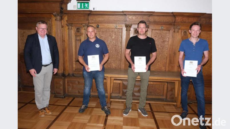 Oberbürgermeister Michael Cerny (links) zeichnete im Auftrag des Innenministers die THW-Helfer (ab Zweiter von links) Michael Obendorfer, Marko Greß und Sascha Rößler aus. Bild: usc