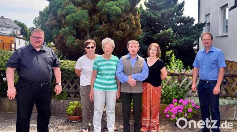 In die große Gratulantenschar für den Allrounder Karl Bäuml (Dritter von rechts) reihten sich Pfarrer Sven Grillmeier, Tochter Andrea, Gattin Resi, Tochter Petra und Bürgermeister Christian Porsch (von links) ein. Bild: hai