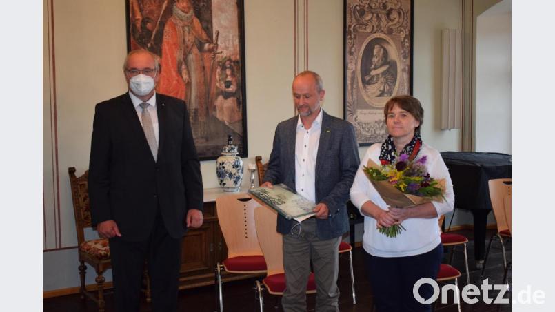 Bezirkstagspräsident Franz Löffler (links) verlieh Christian und Silvia Eichinger den Denkmalpreis 2020 im Bürgersaal der Stadt Pfreimd. Sie schufen ein weiteres Schmuckstück am Pfreimder Marktplatz. Bild: bnr
