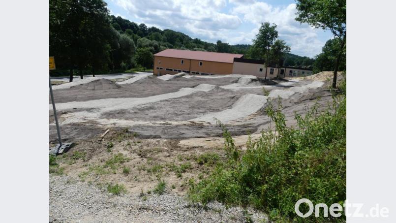 Drei Steilkurven und ein Trick-Abteil sind "Leckerbissen" der Pumptrack-Anlage neben dem SCE-Heim Bild: rn