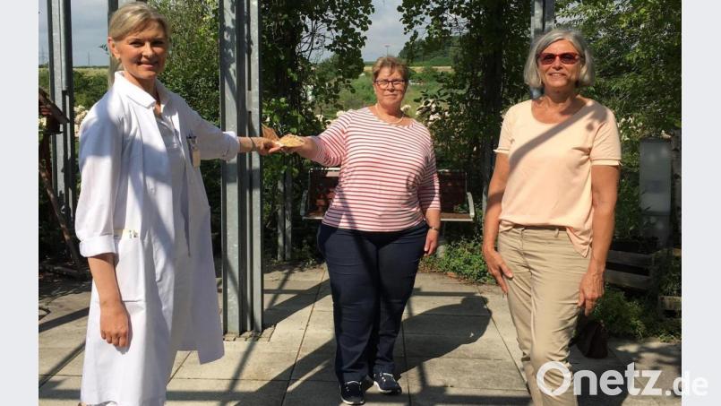 Eine Spende des Obst- und Gartenbauvereins Ebnath erhielt Dr. Sabine Gernhardt von Inge Geißler und Anni Müller (von links). Bild: soj