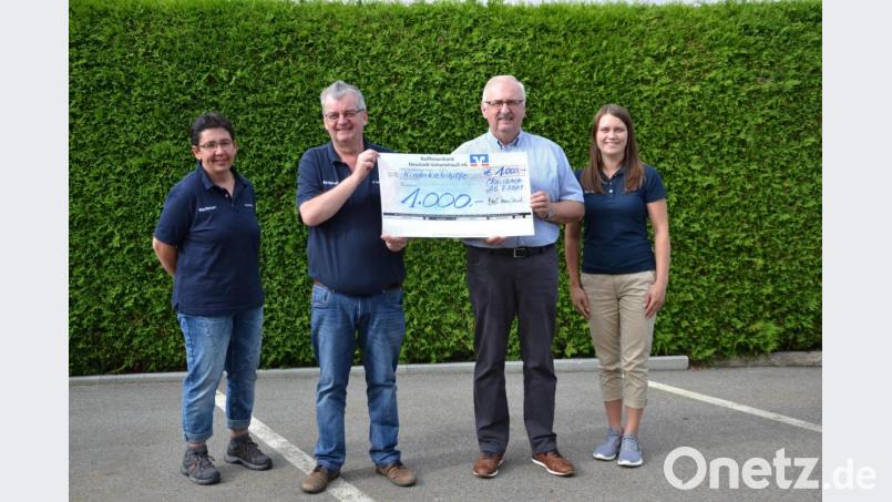 Die Raiffeisen-Warenbetriebe überreichten durch Uli Schmid, Rainer Gebert und Franziska Braun (von links) an den Vorsitzenden Herbert Putzer (Zweiter von rechts) 1000 Euro für die Kinderkrebshilfe in der Region Oberpfalz Nord. Bild: gi