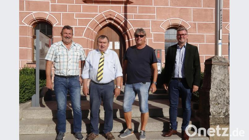Nach dem Eintrag ins Goldene Buch: (von links) Zweiter Kasseir Karl-Heinz Klier, Vorsitzender Herbert Pickel, Pressebeauftragter Günter Becher und Bürgermeister Michael Göth. Bild: mfh