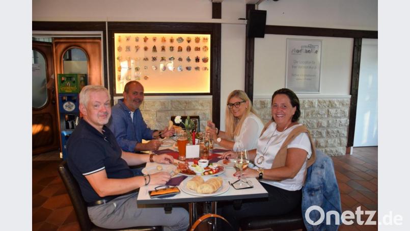 Die Gäste ließen sich die spanischen Spezialitäten schmecken - ein kühles Bier, ein Glas Wein oder ein frisch gemixter Cocktail und fertig war der &quot;Kurzurlaub&quot;. Bild: fla