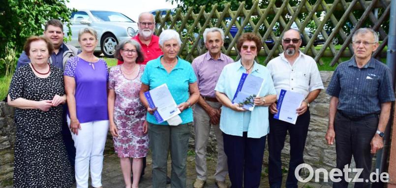 Langjährige VdK-Mitglieder nach ihrer Ehrung durch (von links) Kreisvorsitzende Marianne Kies-Baldasty, Bürgermeister Dieter Dehling und die Ortsvorsitzende Marianne Kellermann. Bild: no