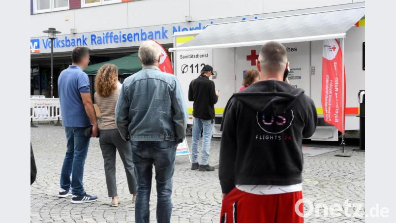 Menschen warten vor dem Impfbus auf dem Macerata-Platz in der Weidener Fußgängerzone auf ihre Spontan-Impfung. Bild: Gabi Schönberger