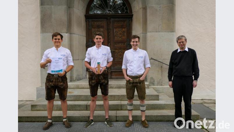 Pfarrer Norbert Götz (rechts) dankt (von links) Johannes Pleyer, Julian Steiner und Simon Griesbach für ihr Engagement sowie Durchhaltvermögen und gratuliert zum Landjugendförder-Sonderpreis 2020. Bild: fvo
