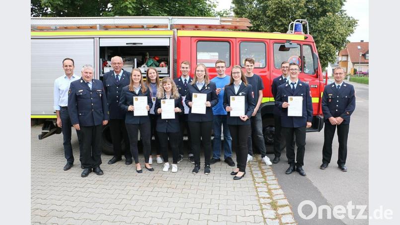 Ehrung der erfolgreichen Teilnehmer am Funklehrgang und Übergabe der Abzeichen für die Jugendleistungsprüfung 2019:
Katharina Kraus, Celine Dehling, Sandra Schuster, Natalie Bär, Alexandra Stich, Sven Kaduk, Valentin Grädler und Dominik Haas
mit Bürgermeister Hans-Jürgen Strehl, Kreisbrandmeister Hans Sperber, Kreisbrandmeister Christian Meyer und dem scheidenden Kommandanten Alois Schuster. Bild: gru