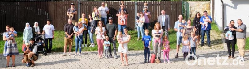 Viele lachende Gesichter und fröhliches Babygeschrei erklingt im Vilsecker Burghof beim Babyempfang mit Bürgermeister Hans-Martin Schertl. Bild: Stefanie Gradl