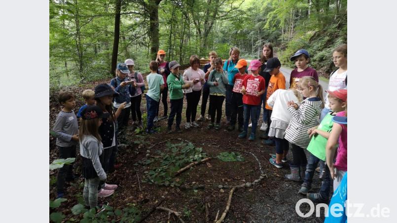 Die Kinder schaffen im Neustädter Ferienclub aus Naturmaterialien vergängliche Kunstwerke. Bild: krb