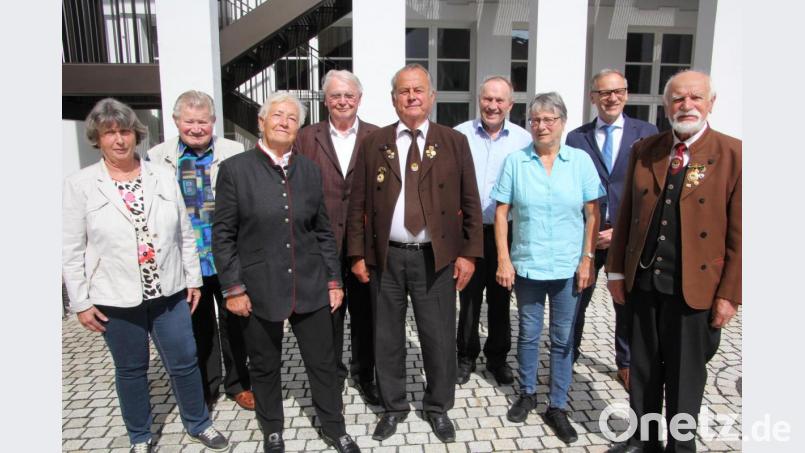 Der neu gewählte Vorstand der Eghalanda Gmoi: (von links) Anneliese Pleier, Edmund Bittner, Elfriede Hannawald-Fastner, Fridolin Gans, Vorsitzender Josef Heinz, Josef Walenta, Hannelore Quart, Bürgermeister Bernd Sommer und Rudolf Hannawald. Bild: kro