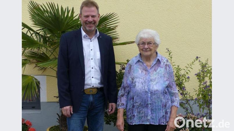 Der Jubilarin Therese Lippert aus Etsdorf gratuliert Bürgermeister Alwin Märkl. Bild: Gemeinde Freudenberg/exb