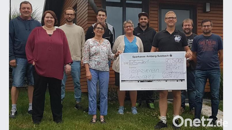 Die Kirwagemeinschaft Schlicht unterstützt den Hospizverein Amberg finanziell (von links): Fritz Herold, Sabine Kredler, Markus Neubauer, Angela Häring vom Hospizverein Amberg, Fabian Herold, Sieglinde Geier, Stefan Wismeth, Vorsitzender Andreas Kredler, Patrick Luber und Zweiter Vorsitzender Stefan Stubenvoll. Bild: sak