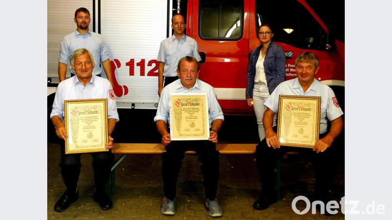 Die Feuerwehr Mallersricht ehrte treue Kameraden (sitzend von links) für 50 Jahre Karl Bärnklau, Eberhard Ochs und Werner Bärnklau. Kommandant Gerhard Bärnklau, Vorsitzender Martin Beutner und Verbindungsstadträtin Hildegard Ziegler gratulieren. Bild: R. Kreuzer