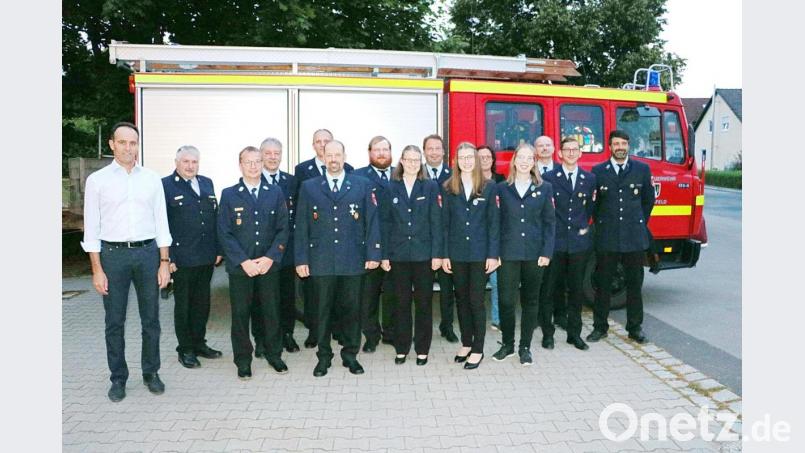 Die neue Führung der Feuerwehr Edelsfeld mit Vorstandsmitgliedern und Kommandanten. Bild: gru
