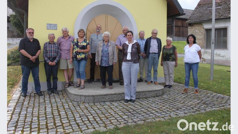 Aktuelle und ausgeschiedene Vorstandsmitglieder des Kapellenbauvereins Welluck: (von links) Norbert Grüner, Josef Deinzer, Walter und Gerda Hörmann, Herbert Appl, Marianne Albersdörfer, Hans Lindner, Kerstin Grüner, Baptist Kraus, Karl und Vroni Heberl, Inge Rogner. Bild: Kerstin Grüner/exb