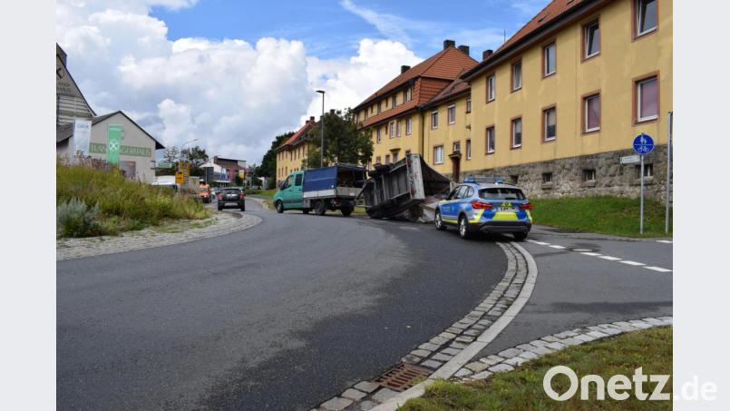 Ein Unfall geschah am Donnerstag gegen 13.30 Uhr im Kreisverkehr in Tirschenreuth Richtung Mitterteich. Der Anhänger eines Kleintransporters kippte um und landete am Fahrbahnrand. Bild: szl