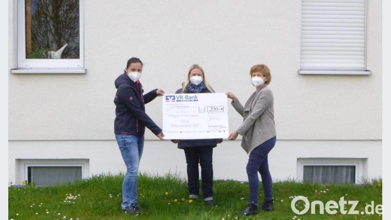 Natascha Kussin (von links) und Claudia Flierl von der Familiengemeinschaft Gebenbach überreichen eine 330-Euro-Spende an die Leiterin des Kindergartens St. Martin, Gabi Neuberger-Ströhl. Bild: Kindergarten St. Martin Gebenbach/exb