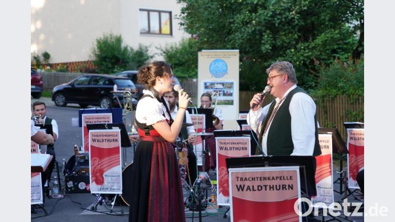 Julia Pankotsch und Hans-Peter Reil singen beim Kultursommer in Lennesrieth Bild: fvo