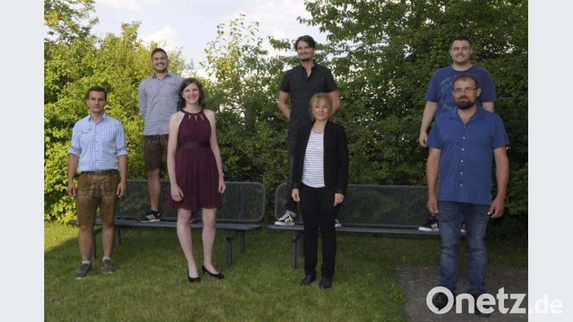 Bei der Abschlussfeier (von links): Alexander Hofstetter, Dominik Rau, Monika Karl, Daniel Werner, Schulleiterin Monika Meier-Kneidl, Paul Greifzu und Stellvertretender Schulleiter Andreas Lindner Bild: bfz Technikerschule Amberg/exb