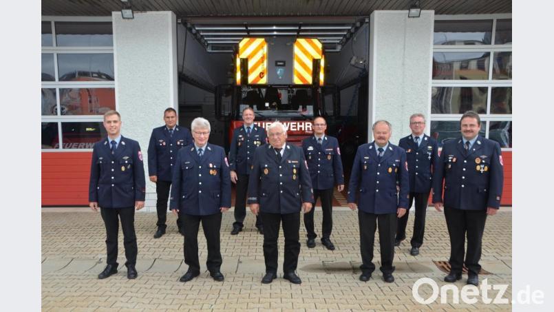 FFW-Vorsitzender Peter Grosser (Zweiter von rechts) würdigte treue Mitglieder. Ganz besonders wurde Feuerwehrmann Gerhard Stahl (Dritter von links) für 50 Jahre aktiven Dienst bei der Stützpunktwehr hervorgehoben. Unter den Geehrten war auch Ehrenvorsitzender Erhard Friedrich (Fünfter von links) und Ehrenkommandant Günter Sommer (Dritter von rechts). Bild: dob