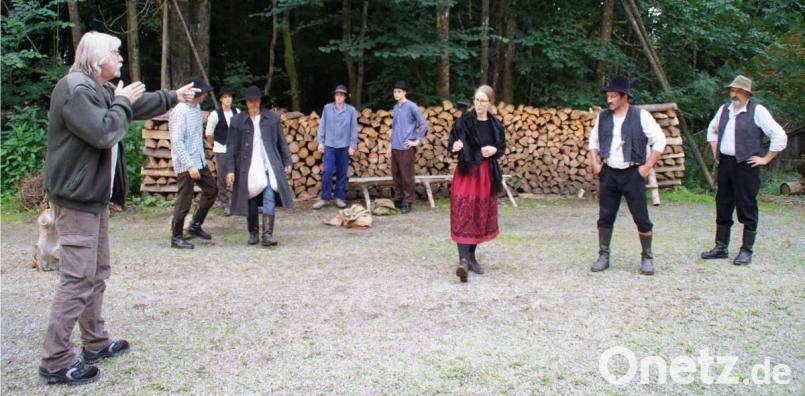Regisseur und Autor Martin Winklbauer (links) bei der Generalprobe mit den Akteuren auf der Freilichtbühne am Eulenberg. Bild: mmj