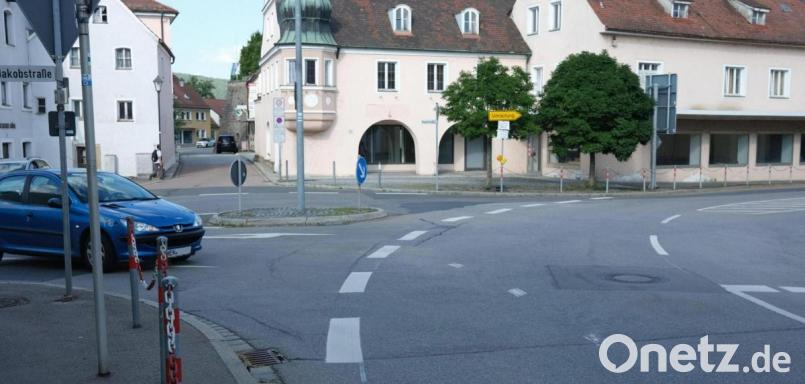 Der Jobplatz in Neunburg vorm Wald wird im kommenden Jahr zum Kreisverkehr umgebaut. Dazu fasste der Stadtrat die nötigen Beschlüsse. Bild: Hirsch