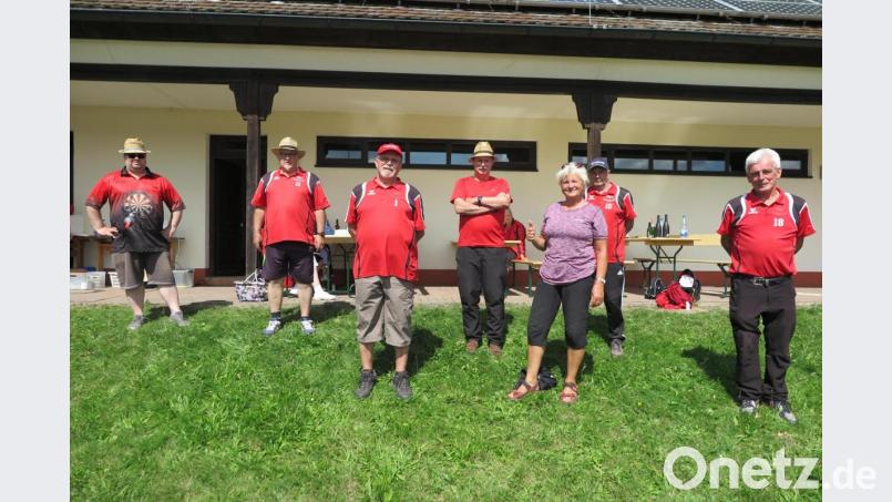 Vorsitzender Hans-Jürgen Breuer (Dritter von links) und Sportwart Alfons Foitzik (rechts) gratulierten den besten Petanque-Spielern beim Vereinsturnier: Thorsten Niewolik, Helmut Porst, Gerd Jobst, Elisabeth Didjurgis und Dieter Niewolik (von links). Bild: jzk