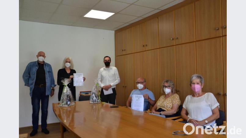 Jeweils ihren 20. Aufenthalt verbringen Udo und Inge Golombek (links) sowie Carmen und Manfred Leibrock (Zweite und Dritter von rechts) in der Urlaubsgemeinde. Bürgermeister Armin Bulenda (Dritter von links) dankte ihnen für die Treue. Mit dabei Gastgeberin Hanni Frischholz. Bild: gi