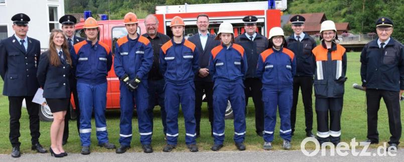 Junge Aktive der Feuerwehr Allersburg-Berghausen erreichen das Jugendleistungsabzeichen. Dazu gratulieren Ausbildungsleiter Wolfgang Hummel (lInks), Kreisbrandinspektor Hubert Blödt (rechts) sowie Bürgermeister Florian Junkes und sein Stellvertreter Manfred Braun. Bild: bö