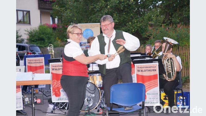 Hans-Peter Reil löffelt bei der Löffelpolka eine musikalische Zucchini-Suppe Bild: fvo