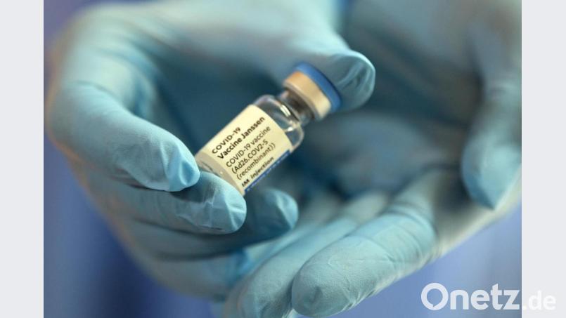 Ein Fläschchen mit dem Impfstoff von Johnson &amp; Johnson wird gezeigt. Symbolbild: Federico Gambarini/dpa