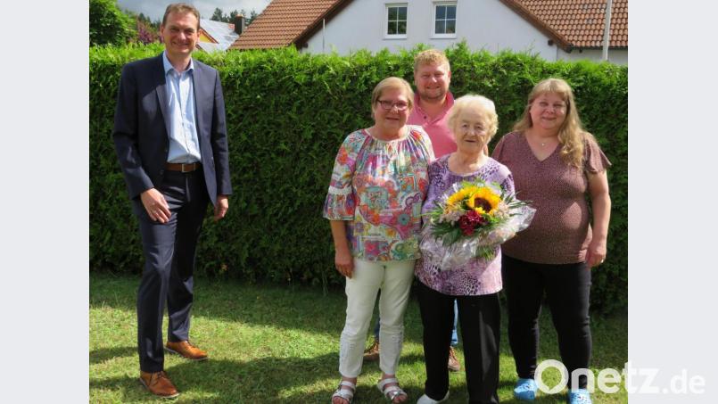 Im Kreis ihrer Töchter und mit Enkel Dominik nahm Kunigunda Messer die Glückwünsche von Bürgermeister Ernst Schicketanz (links) zum 85. Geburtstag entgegen. Bild: adj