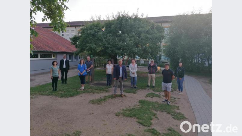 Vorsitzender Dominik Baschnagel (Fünfter von rechts) mit dem neuen Vorstand des Fördervereins Kindergarten Arche Noah. Kiga-Leiterin Andrea Renner und Pfarrer Thomas Kopp (von links) dankten für die Unterstützung. Bild: adj