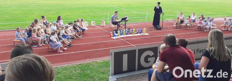 Im Sportzentrum fand der Abschlussgottesdienst des Kindergartens Regenbogen mit Pfarrer Manuel Sauer statt. Bild: njn