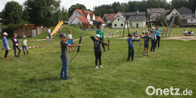 Wer wollte, konnte seine Treffsicherheit beim Bogenschießen auf der "Droht" unter Beweis stellen. Bild: wro