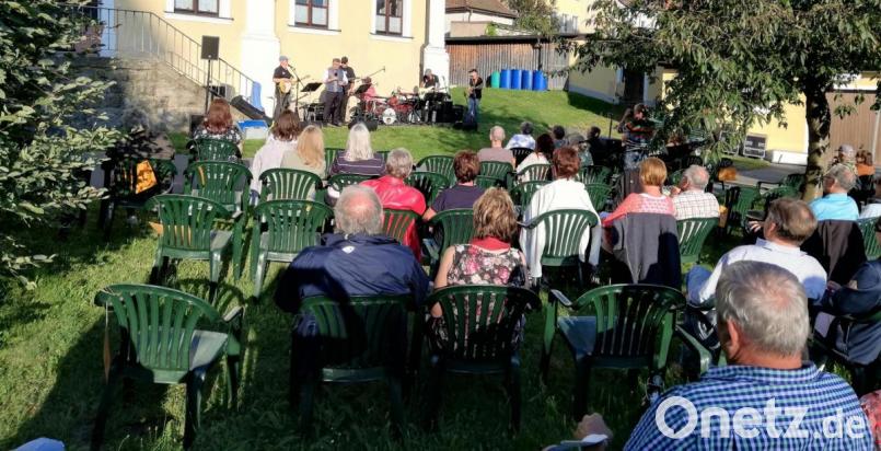 Die Gäste genossen den Sound von &quot;Back Beat&quot; bei der Serenade im Pfarrgarten. Bild: bey