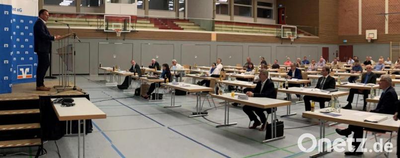 Unter strikter Einhaltung der Sicherheits-und Hygienevorschriften fand die Vertreterversammlung der Raiffeisenbank Oberpfalz Nordwest eG in der Kemnather Mehrzweckhalle statt. Bild: mez
