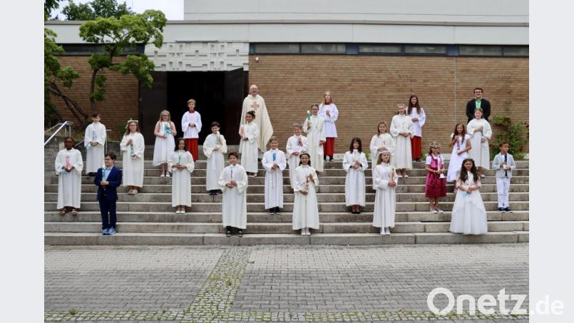 Die 24 Erstkommunikanten aus 2020 feierten nun ihr Kommunionfest in St. Michael mit Pfarrer Alois Berzl. Bild: ads