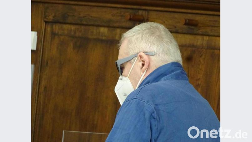 Er sitzt mit Corona-Maske und Sonnenbrille in seinem Stuhl, dreht sich ab vom Geschehen im Gerichtssaal und schweigt. Außer einer kurzen impulsiven Äußerung haben die Prozessbeteiligten bisher nichts von Karlheinz R. gehört. Ob sich das noch ändert, wird der letzte Teil des Prozesses wegen Doppelmord zeigen. Bild: hwo