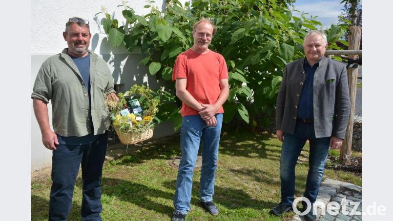 Wolfgang Schödel (Mitte) schied aus eigenem Wunsch aus dem Personalrat des Forstbetriebs Waldsassen aus. Mehr als 20 Jahre gehörte er dem Gremium an. Personalratsvorsitzender Bernhard Stich (links) dankte mit einem Landkreiskorb, mit im Bild Forstbetriebsleiter Norbert Zintl. Bild: jr