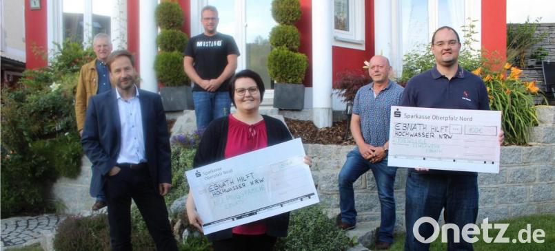 Florian Pöllath von der Feuerwehr (rechts) und Carolin Knott von der Kolpingfamilie (Dritte von rechts) überreichten mal Spenden für die Flutopfer in Westdeutschland. Darüber freuten sich (von links) Hans Enders, Uwe Lichteblau, Johannes Bauer und Josef Söllner. Bild: soj