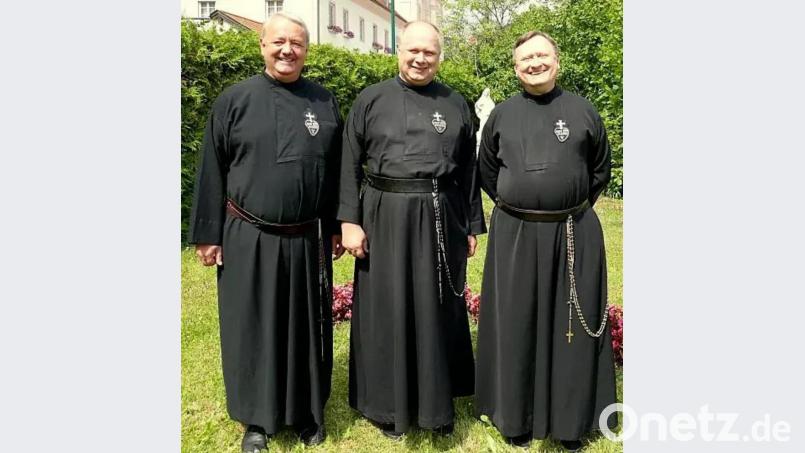 Pater Lukas Temme (Mitte) wurde von der Provinzversammlung der Passionisten zum neuen Provinzial gewählt. Seine beiden Stellvertreter im Amt der Konsultoren sind Pater Gregor Lenzen (rechts) und Pater Anton Lässer (links). Bild: mab