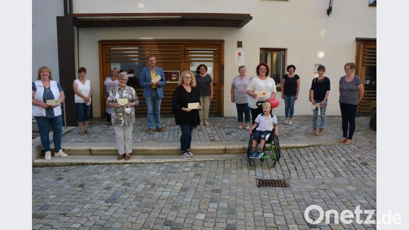 Die Strickrunde „Flotte Nadeln“ um Kassenwartin Karin Benner (Fünfte von rechts) überreichte beim Mehrgenerationenhaus insgesamt 1800 Euro an Organisationen und die Eltern von behinderten Kindern. Darüber freuten sich Birgit Mayer (links), Dr. Annemarie Schraml (Vierter von links), Berthold Kellner (Fünfter von links) und Jutta Ernst (Sechste von links). Bild: jr