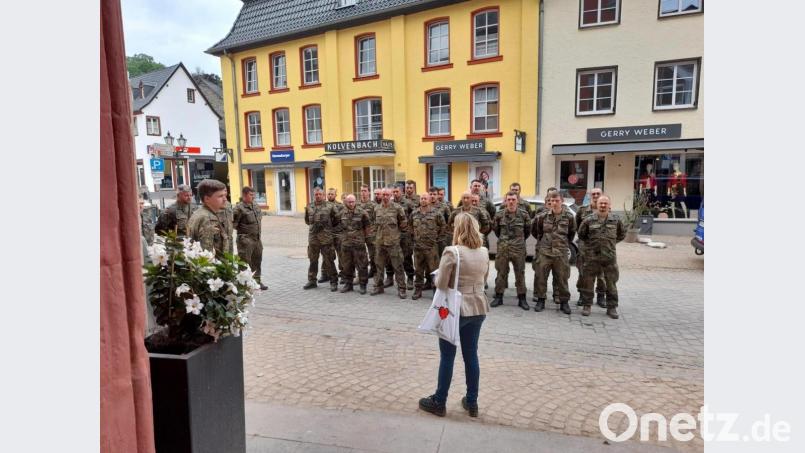 Eine Mitarbeiterin der Stadtverwaltung von Münstereifel dankt den Weidener Soldaten für ihre Unterstützung. Bild: Mario Grafe/exb