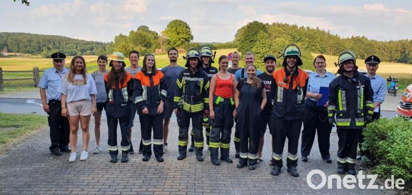 Die erfolgreichen Teilnehmer der Holnsteiner Wehr mit Kreisbrandinspektor Hans Sperber und Kreisbrandmeister Christian Meyer. Bild: lei