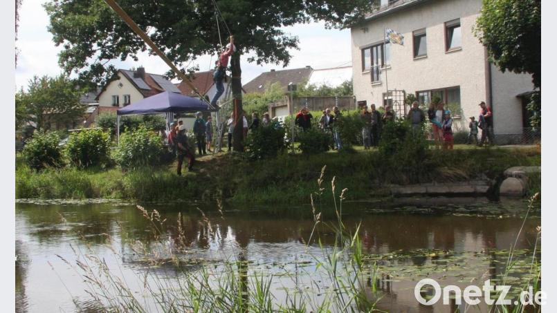 Auf einer wackeligen Seilbrücke die Waldnaab überqueren, war alles andere als einfach. Um die Sicherheit brauchten sich die Wagemutigen und die Eltern der Mädchen und Buben jedoch keine Sorgen machen. Bild: wro
